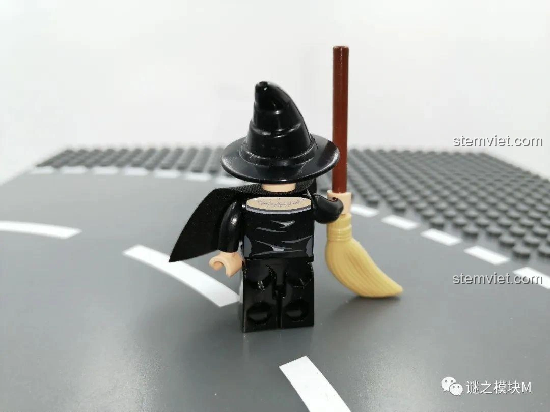 Mặt sau của minifigure Phù Thủy, thể hiện chi tiết áo choàng và nón của bộ SEMBO 605022.