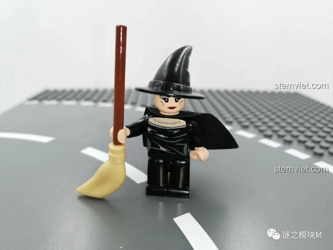 Minifigure Phù Thủy trong bộ lắp ráp SEMBO 605022 Công Viên Xe Lửa Ma Quái Halloween, với nón nhọn và chổi.