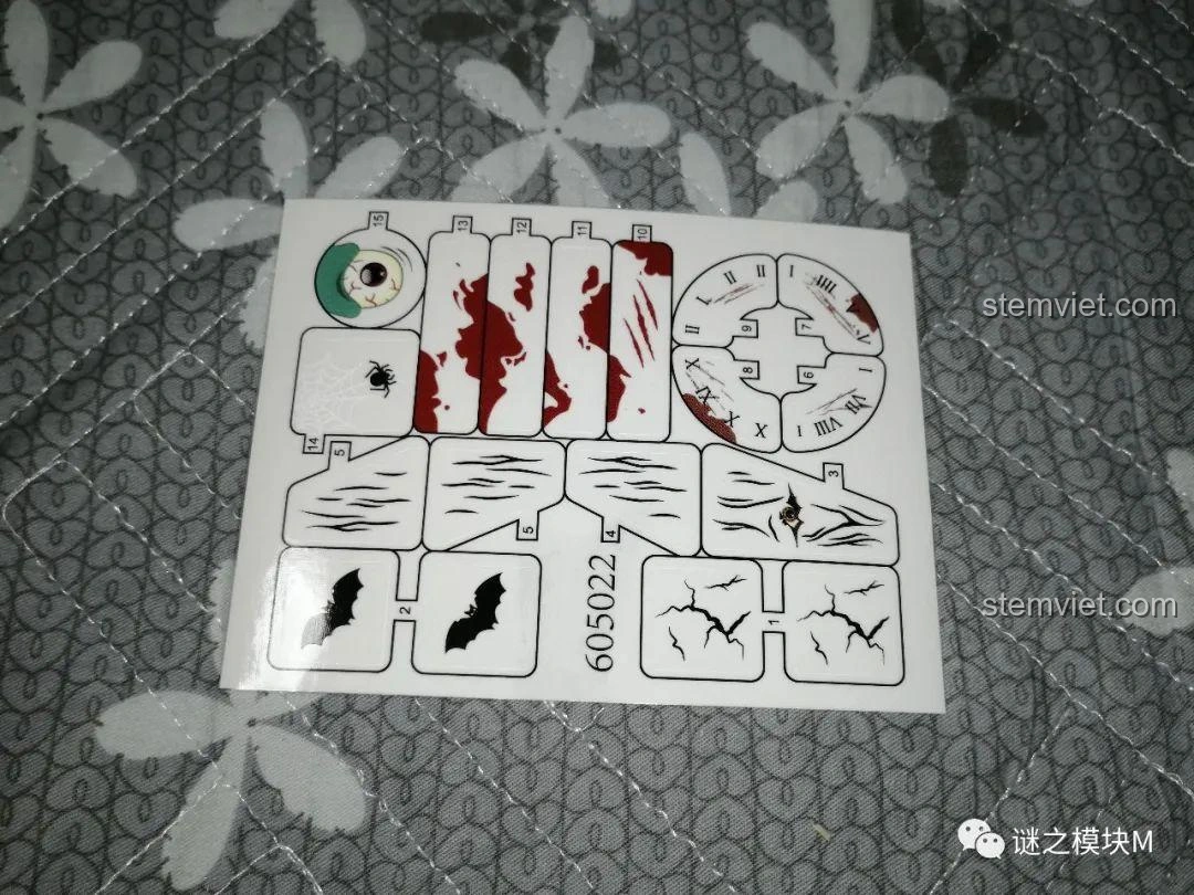 Tấm sticker với các họa tiết ma quái, mạng nhện và vết máu cho bộ lắp ráp SEMBO 605022 Halloween.