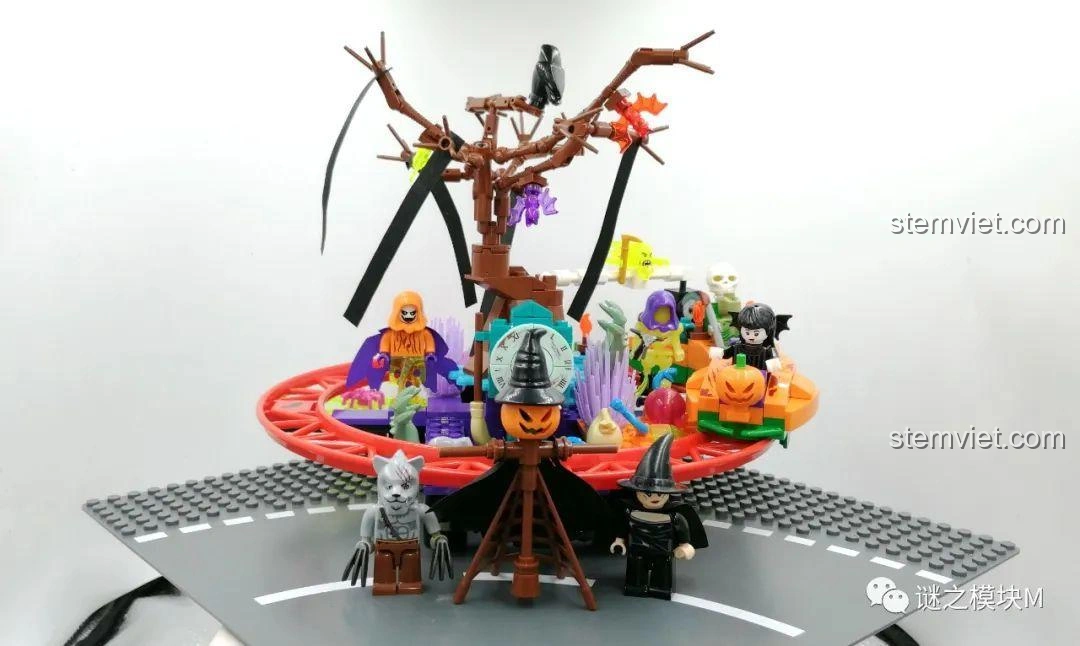 Toàn bộ bộ sưu tập đồ chơi lắp ráp SEMBO 605022 Công Viên Xe Lửa Ma Quái Halloween đã hoàn thành, với mô hình và minifigure.