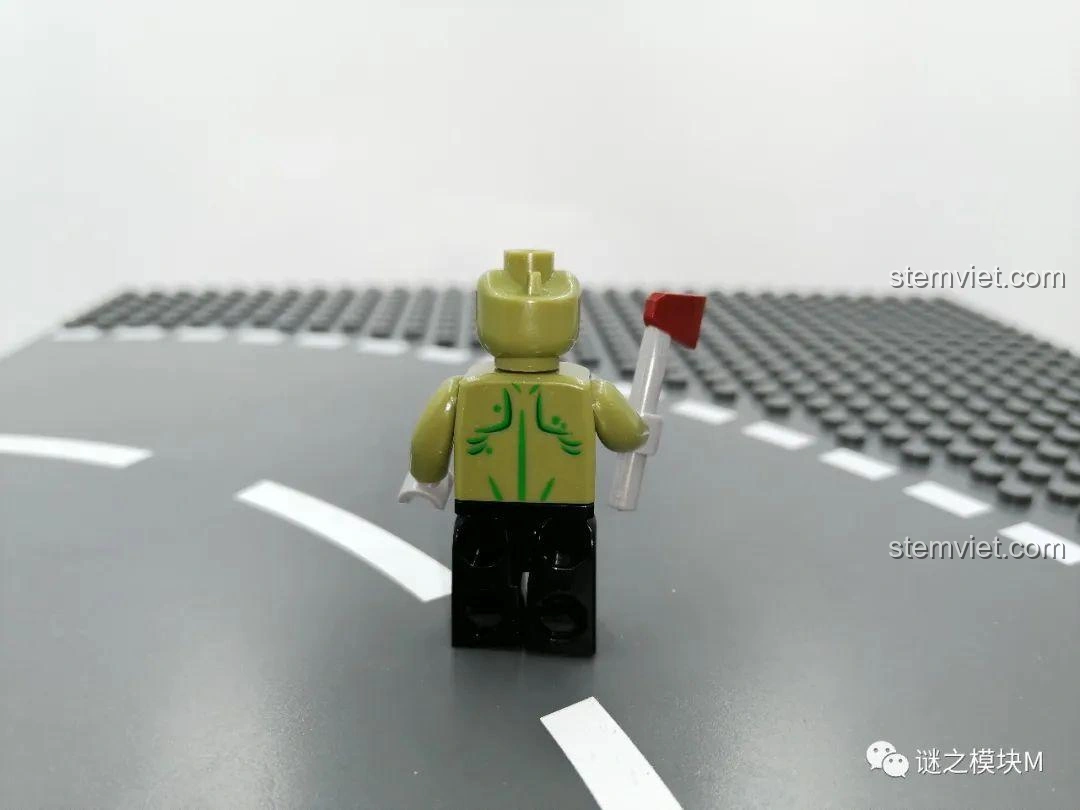 Mặt sau của minifigure Zombie, thể hiện chi tiết cơ thể và trang phục của bộ SEMBO 605022.