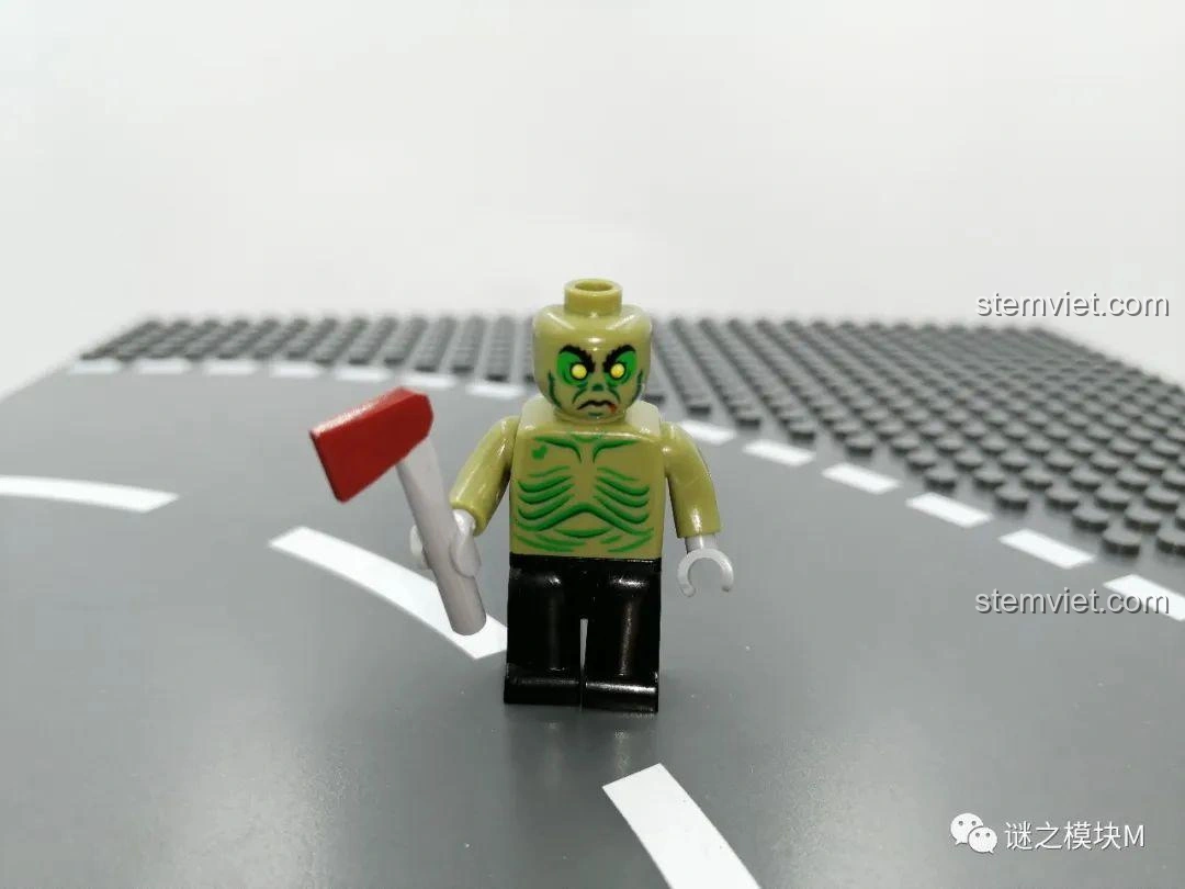 Minifigure Zombie trong bộ lắp ráp SEMBO 605022 Công Viên Xe Lửa Ma Quái Halloween, với làn da xanh và rìu.