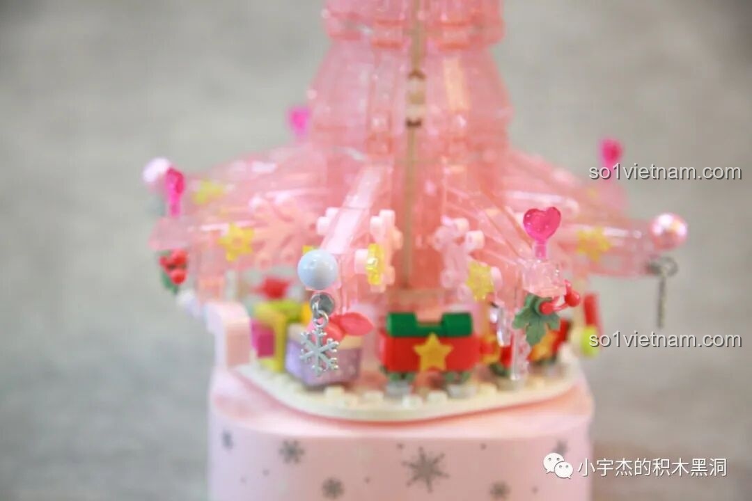 Cận cảnh các chi tiết trang trí trên Cây Thông Noel Pha Lê SEMBO 605024, bao gồm quà và đồ chơi nhỏ.