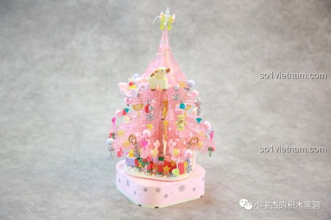 Cận cảnh chi tiết xe trượt tuyết và chú tuần lộc trên Cây Thông Noel Pha Lê SEMBO 605024, rất sinh động.