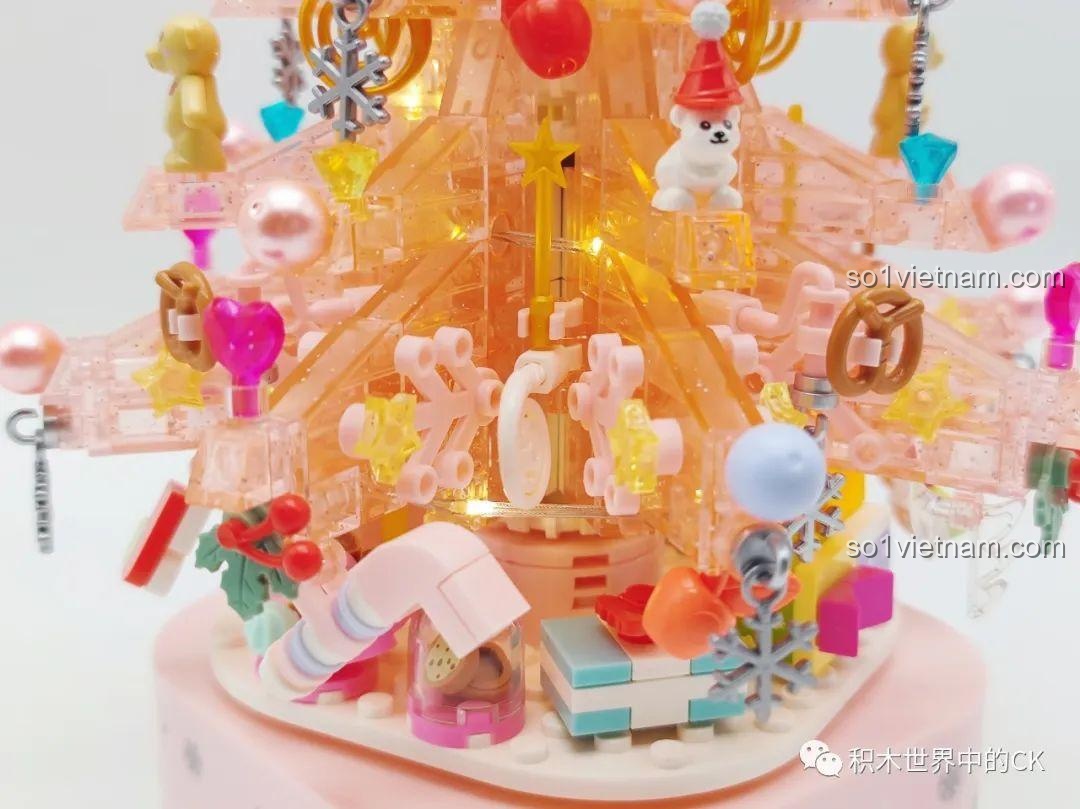 Mô hình Cây Thông Âm Nhạc 605024 có đèn LED sáng rực rỡ, tạo không khí Giáng Sinh ấm áp, đồ chơi xếp hình độc đáo cho bé gái 6 tuổi