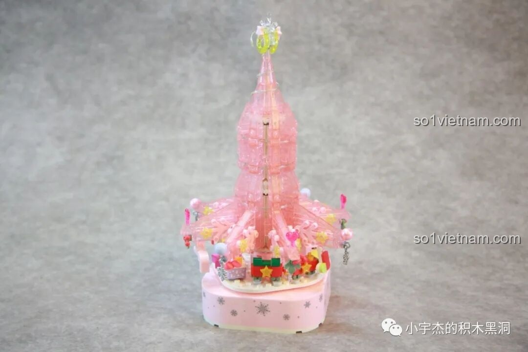 Cây Thông Noel Pha Lê SEMBO 605024 đã được trang trí một phần, với các tầng lá và phụ kiện bắt đầu hoàn thiện.