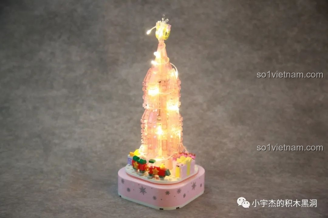 Cây Thông Noel Pha Lê SEMBO 605024 với đèn LED sáng rực rỡ trong quá trình lắp ráp, tạo hiệu ứng đẹp mắt.