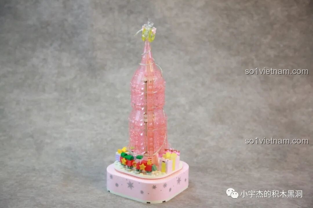 Cây Thông Noel Pha Lê SEMBO 605024 đang trong quá trình lắp ráp, với đèn LED đã được luồn dây và phát sáng.