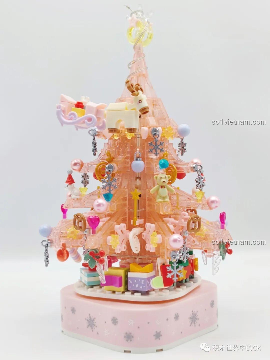 Mô hình Cây Thông Noel Pha Lê SEMBO 605024 hoàn thành, trang trí lộng lẫy với các chi tiết quà và đồ chơi, món quà Giáng Sinh tuyệt vời cho bé gái 6 tuổi