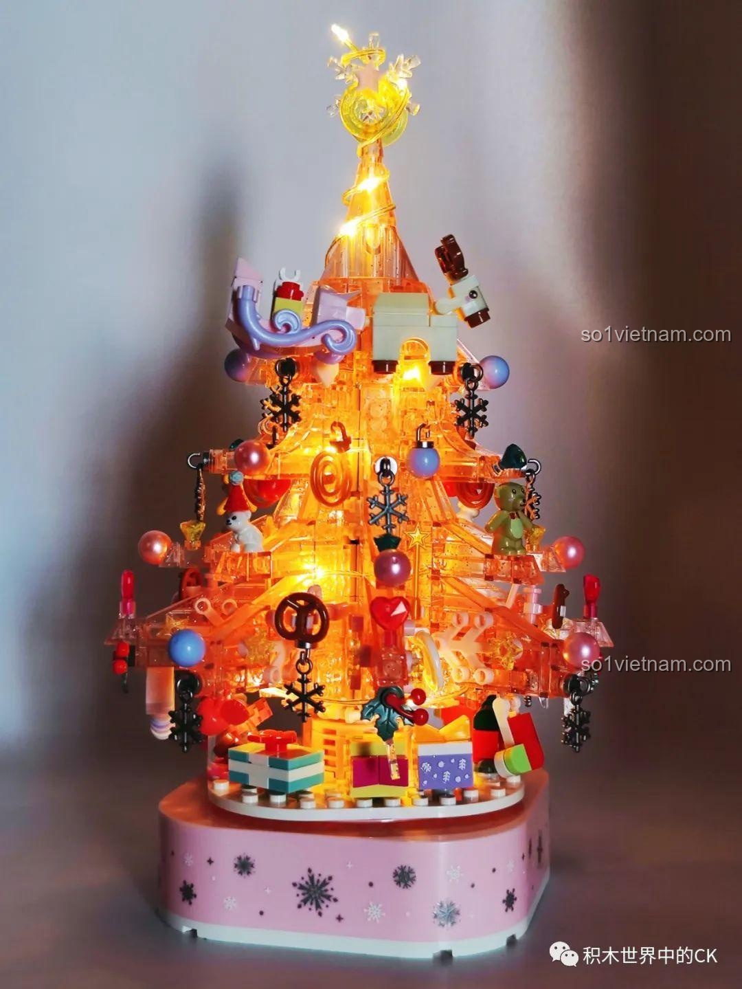 Cận cảnh mô hình Cây Thông Giáng Sinh Pha Lê SEMBO 605024 hoàn thành, các chi tiết trang trí được sắp xếp hài hòa, tạo nên vẻ đẹp lung linh, giá tiết kiệm