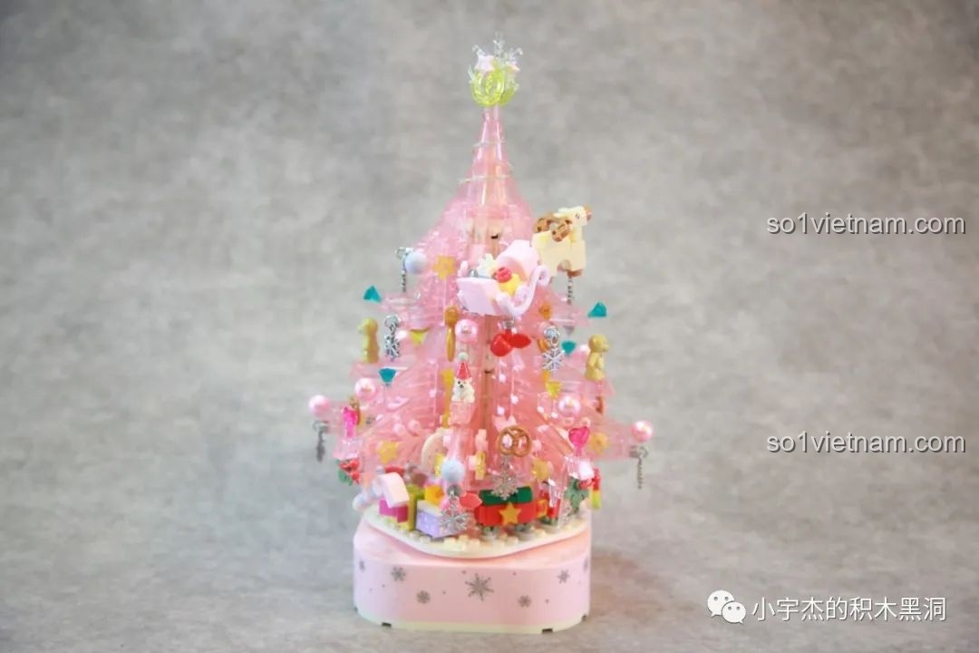 Cây Thông Noel Pha Lê SEMBO 605024 đã hoàn thiện trang trí, sẵn sàng để bật đèn LED và hộp nhạc.