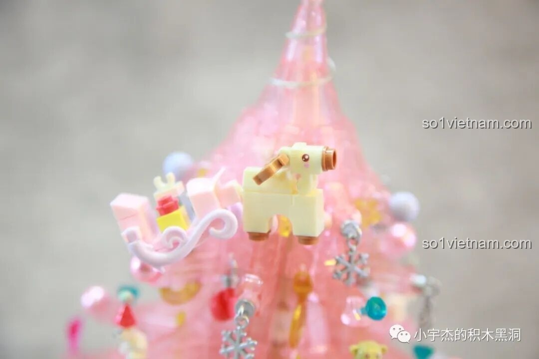 Cây Thông Noel Pha Lê SEMBO 605024 hoàn thiện với đèn LED sáng rực rỡ, tạo hiệu ứng lung linh huyền ảo.