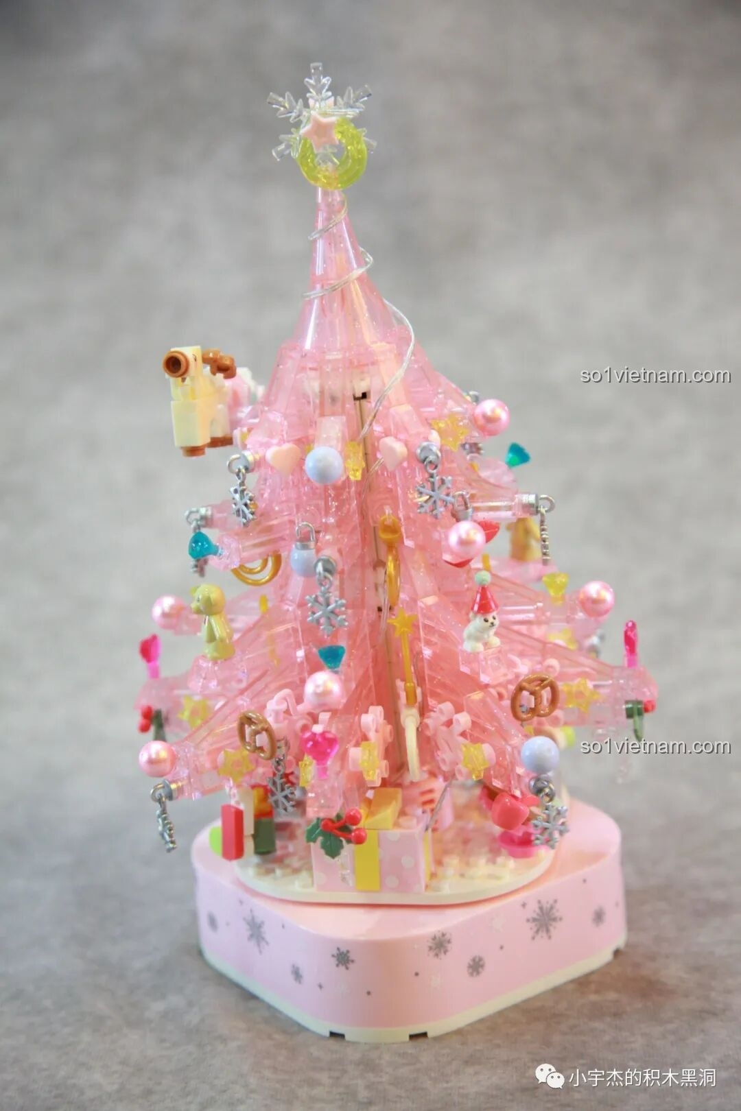 Cây Thông Noel Pha Lê SEMBO 605024 với đèn LED sáng từ một góc nhìn khác, tôn lên vẻ đẹp chi tiết.