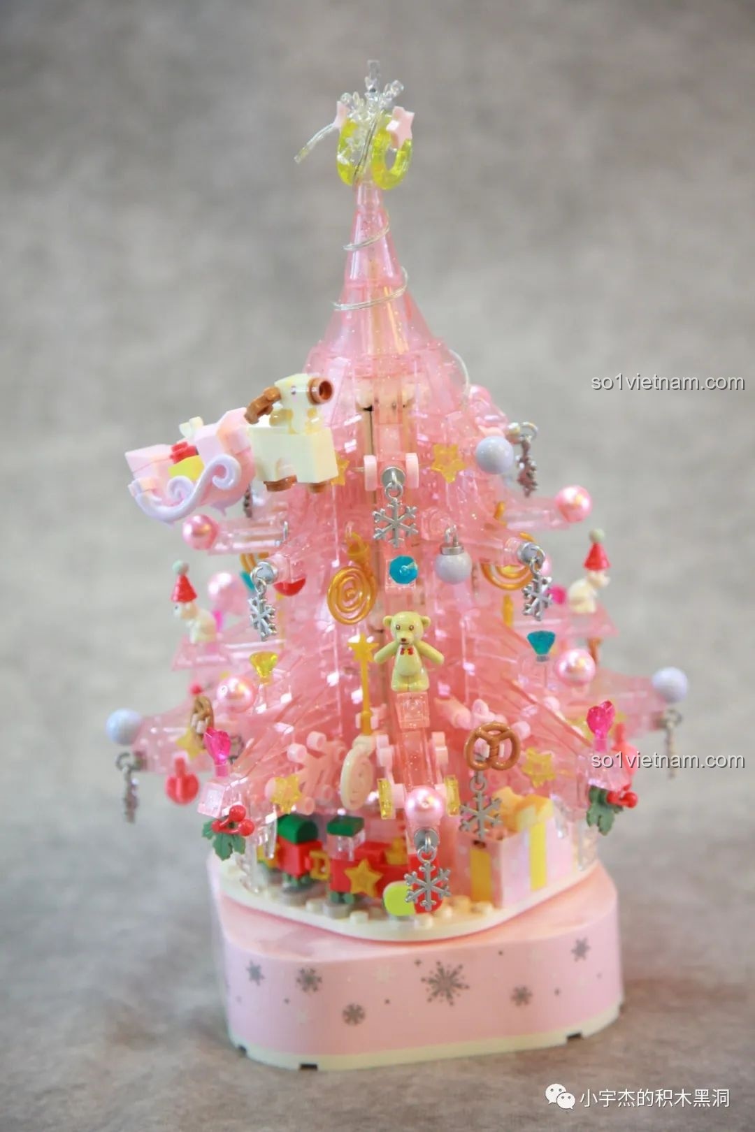 Cây Thông Noel Pha Lê SEMBO 605024 phát sáng rực rỡ, thể hiện vẻ đẹp lộng lẫy của mô hình hoàn chỉnh.