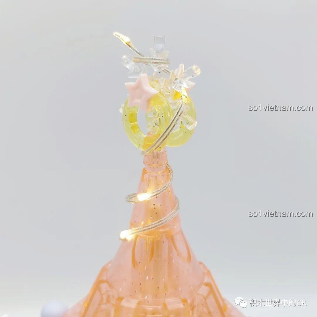 Cận cảnh các chi tiết trang trí trên Mô hình Cây Thông Noel 05024, bao gồm xe trượt tuyết, tuần lộc, gấu bông, tạo nên một bức tranh Giáng Sinh sống động