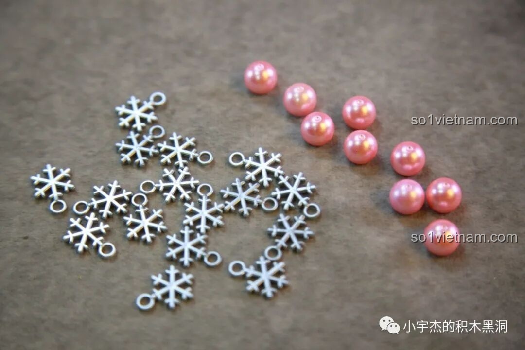 Cận cảnh các chi tiết bông tuyết móc khóa và viên bi ngọc trai của bộ Cây Thông Noel Pha Lê SEMBO 605024.