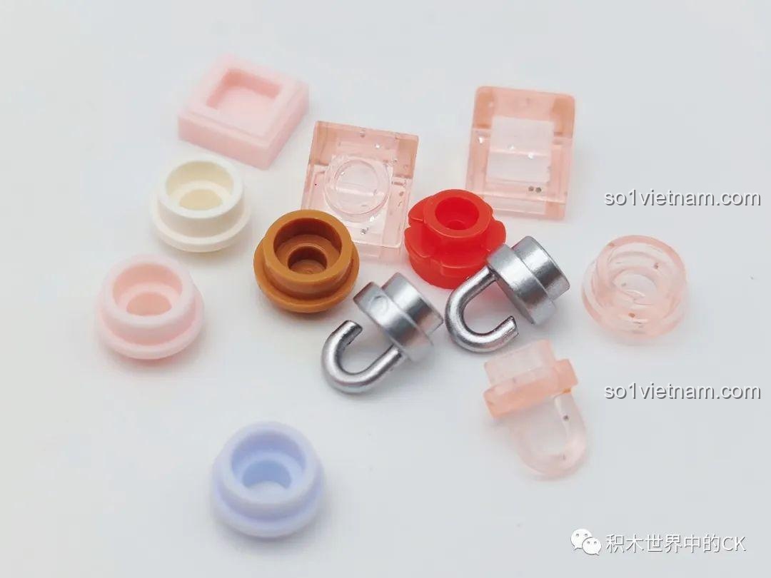 Các chi tiết trang trí nhỏ nhiều màu sắc của bộ lắp ghép SEMBO 5024 Cây Thông Noel Pha Lê, giúp bé nhận biết màu sắc và hình dáng, phát triển cảm nhận thẩm mỹ