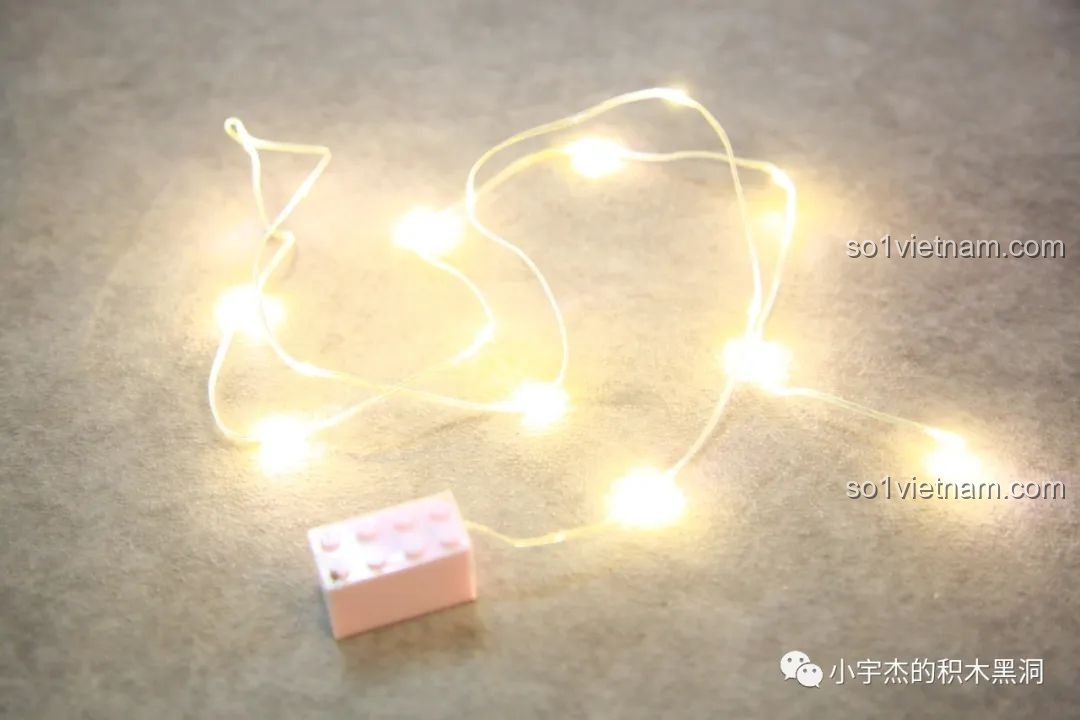 Dây đèn LED của bộ lắp ghép Cây Thông Noel Pha Lê SEMBO 605024 đang phát sáng, cho thấy hiệu ứng ánh sáng tốt.