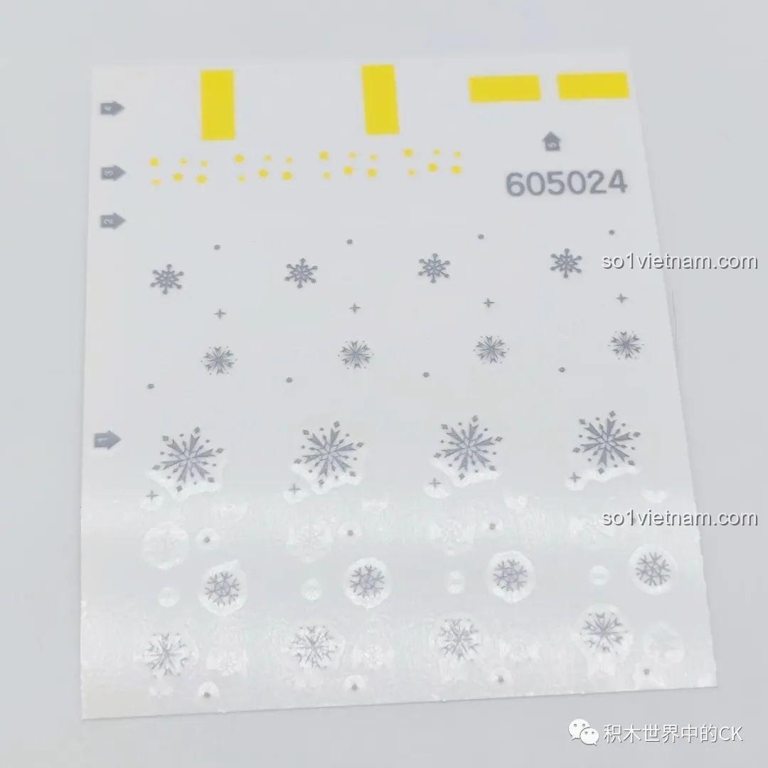 Dây đèn LED đi kèm bộ xếp hình SEMBO 605024 Cây Thông Giáng Sinh Pha Lê, mang lại hiệu ứng ánh sáng lung linh, tăng thêm vẻ đẹp cho mô hình, giá tiết kiệm