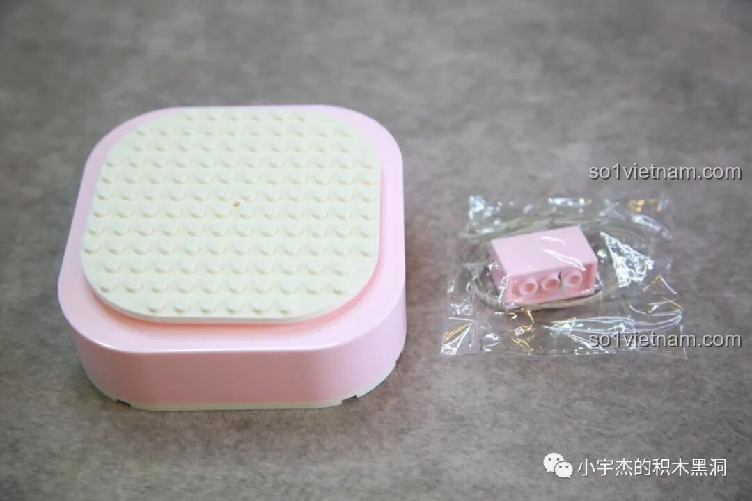 Đế hộp nhạc màu hồng và hộp pin đèn LED của bộ lắp ghép Cây Thông Noel Pha Lê SEMBO 605024.