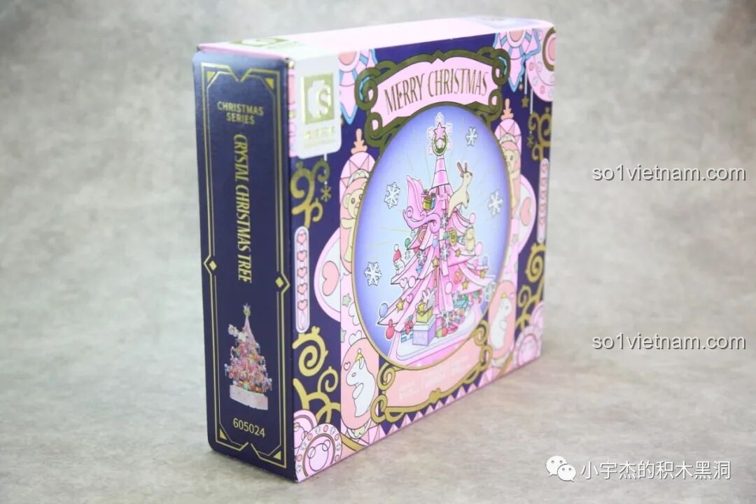 Mặt bên của hộp Cây Thông Noel Pha Lê SEMBO 605024 với tên sản phẩm và hình ảnh cây thông, thiết kế tinh tế.