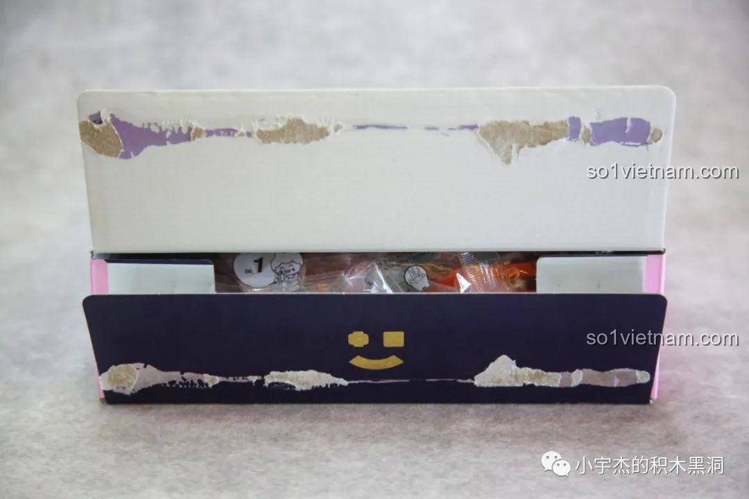 Hộp Cây Thông Noel Pha Lê SEMBO 605024 đã mở nắp, cho thấy cách đóng gói chắc chắn và tinh tế.