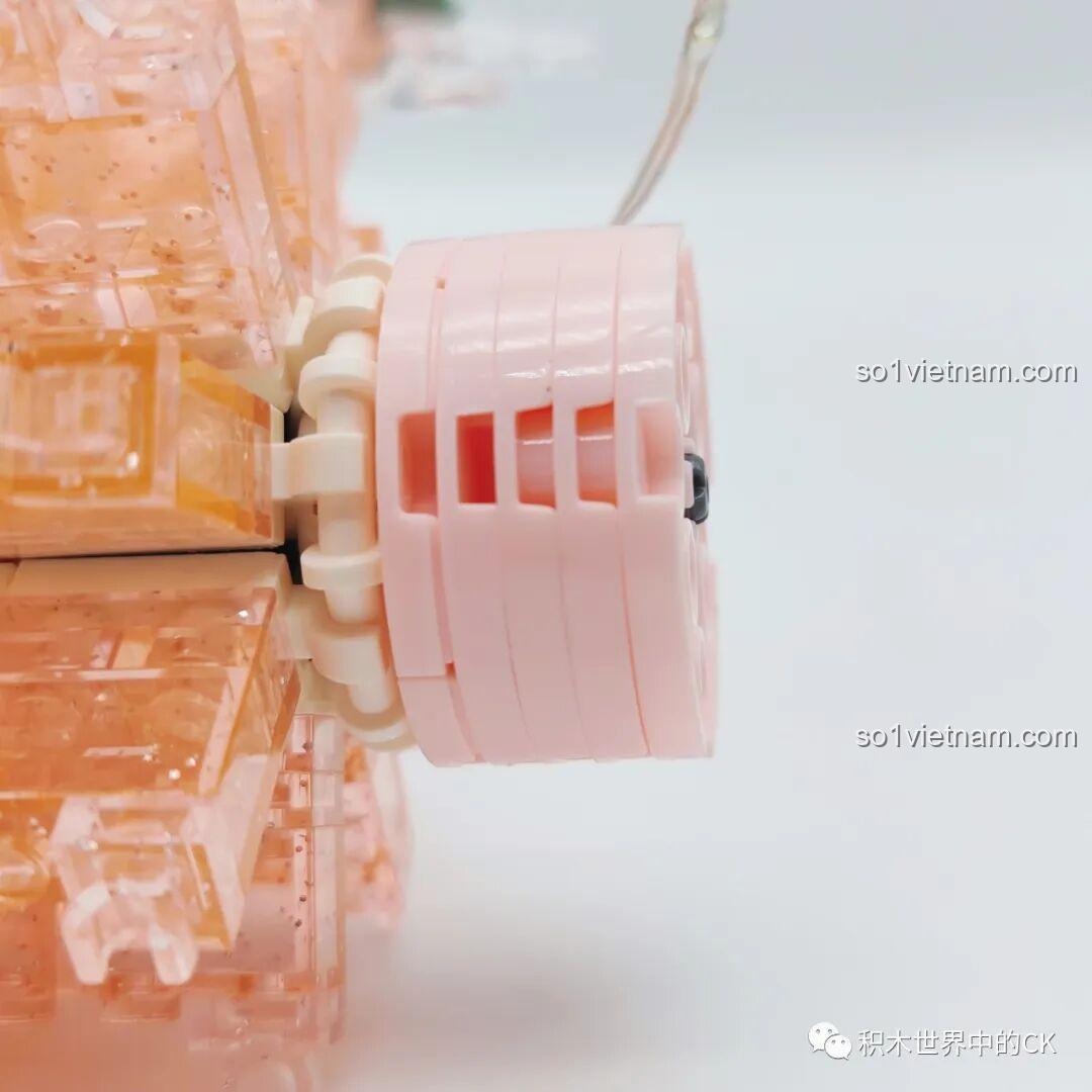 Cận cảnh hộp nhạc xoay của Cây Thông Noel Pha Lê 5024, mang đến giai điệu Giáng Sinh vui tươi, kích thích thính giác cho bé gái 6 tuổi, giá tốt