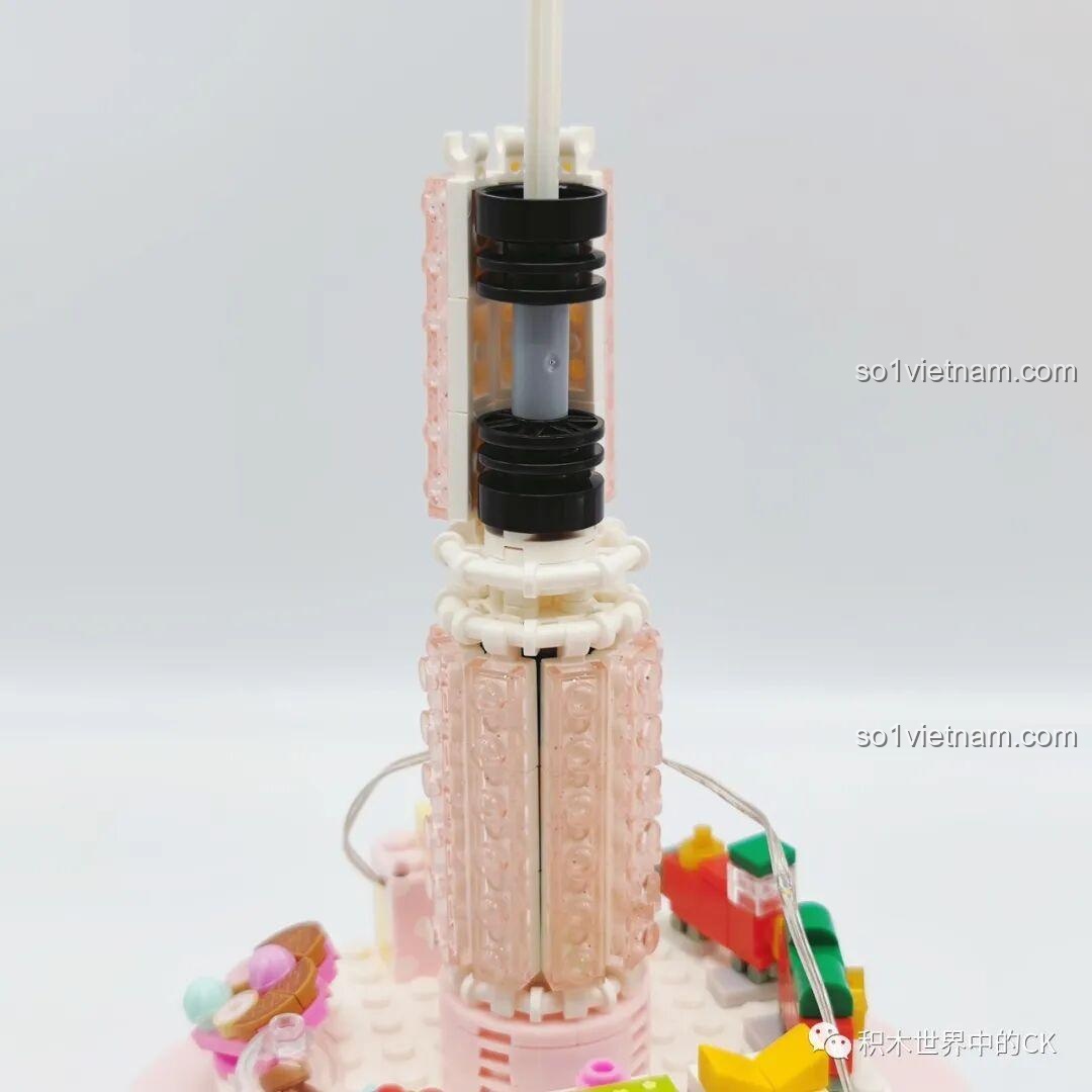 Bước đầu lắp ráp đồ chơi mô hình SEMBO 605024 Cây Thông Noel Pha Lê, các mảnh ghép khớp nối chắc chắn, rèn luyện sự kiên nhẫn cho bé gái 6 tuổi