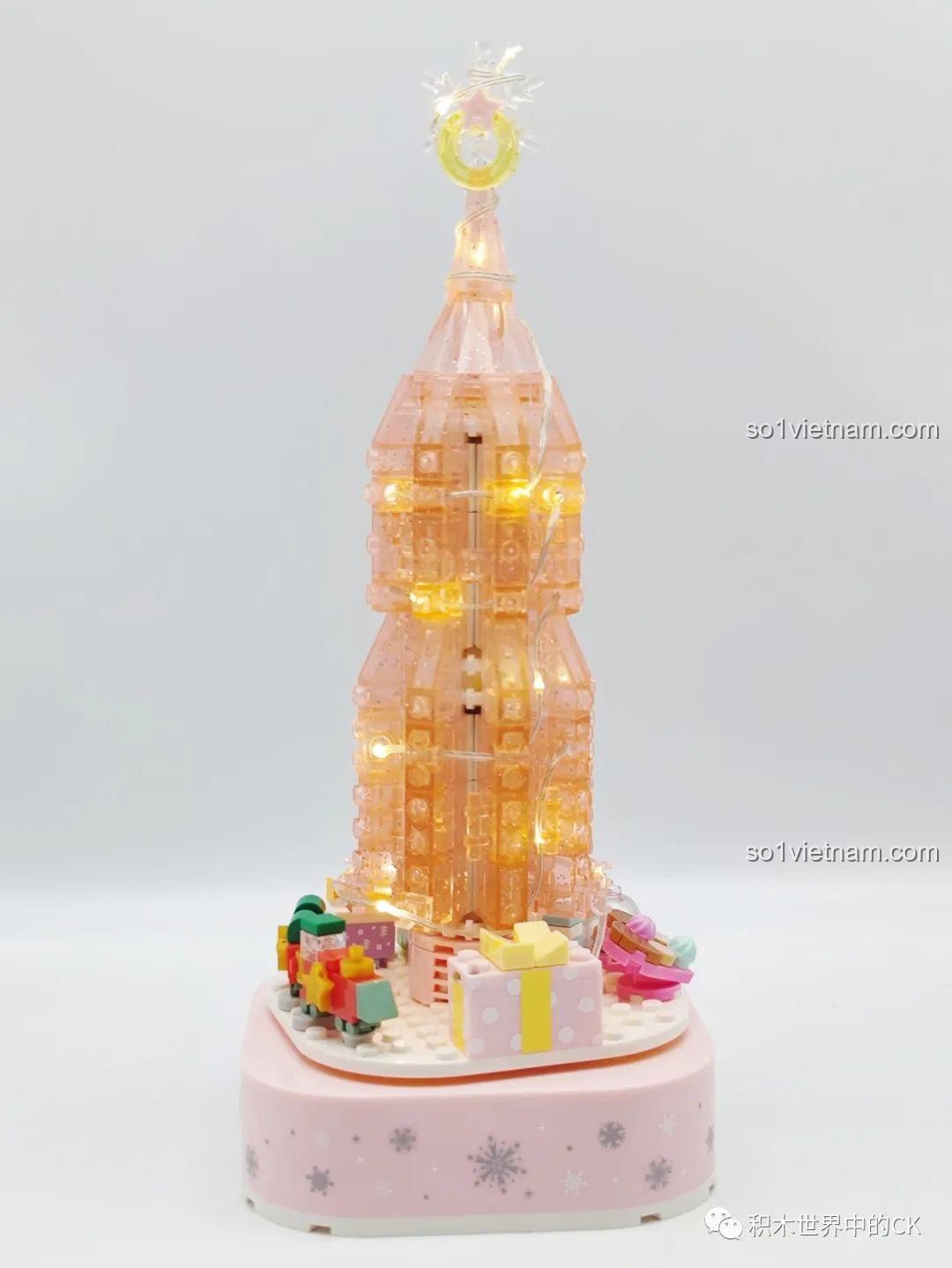 Lắp đặt đèn LED vào đồ chơi xếp hình Cây Thông Âm Nhạc 605024, hệ thống dây đèn được thiết kế gọn gàng, dễ dàng lắp đặt, tạo hiệu ứng ánh sáng đẹp mắt