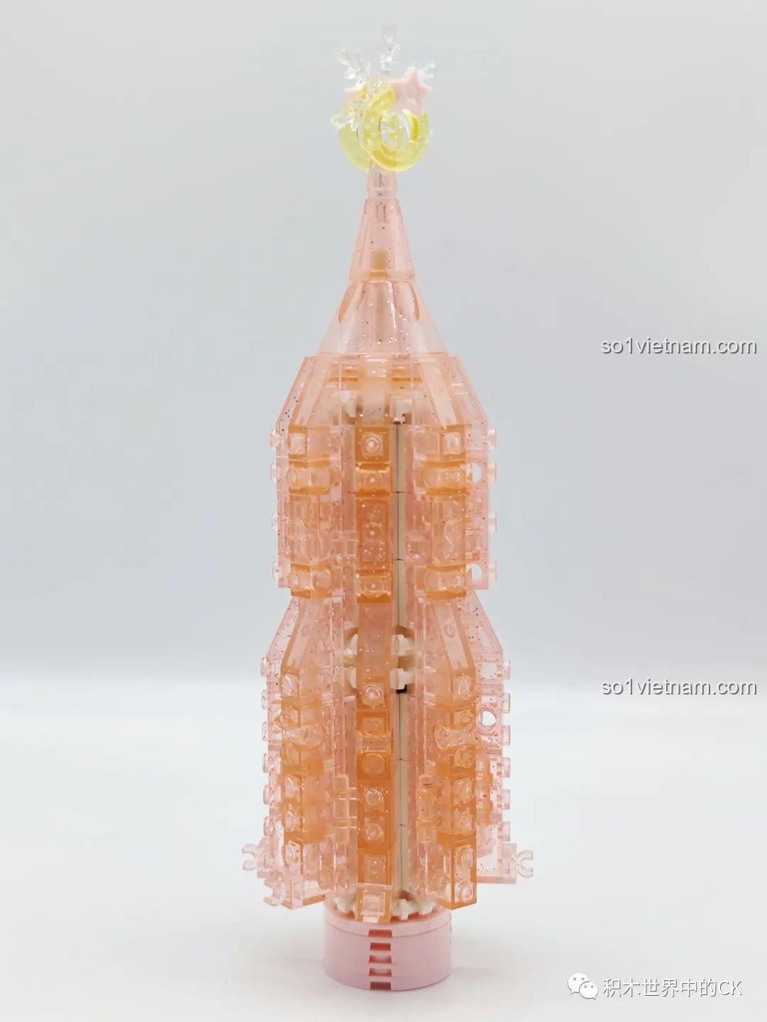 Lắp ráp thân cây của bộ xếp hình Cây Thông Giáng Sinh Pha Lê SEMBO 605024, cấu trúc vững chắc, chi tiết tinh xảo, mang lại trải nghiệm lắp ráp thú vị