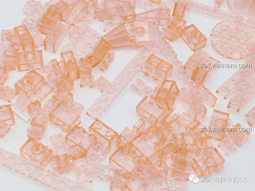 Các linh kiện trong suốt lấp lánh của bộ lắp ghép Cây Thông Noel Pha Lê SEMBO 605024, chất liệu nhựa an toàn ABS cao cấp, tạo hiệu ứng pha lê đẹp mắt, giá tốt