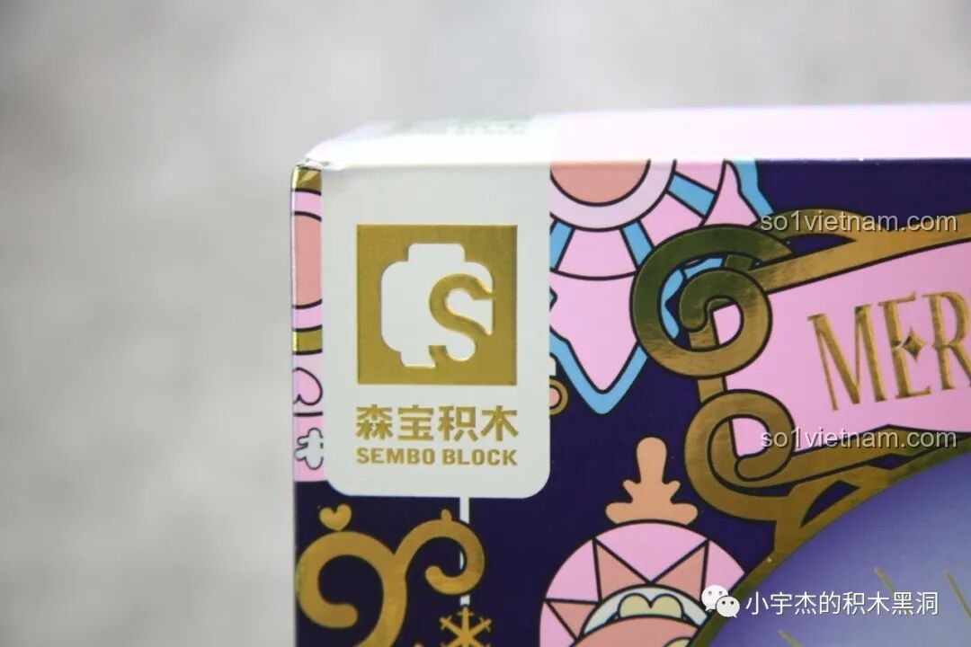 Chi tiết logo Sembo Block màu vàng ánh kim trên hộp Cây Thông Noel Pha Lê SEMBO 605024, thể hiện sự sang trọng.