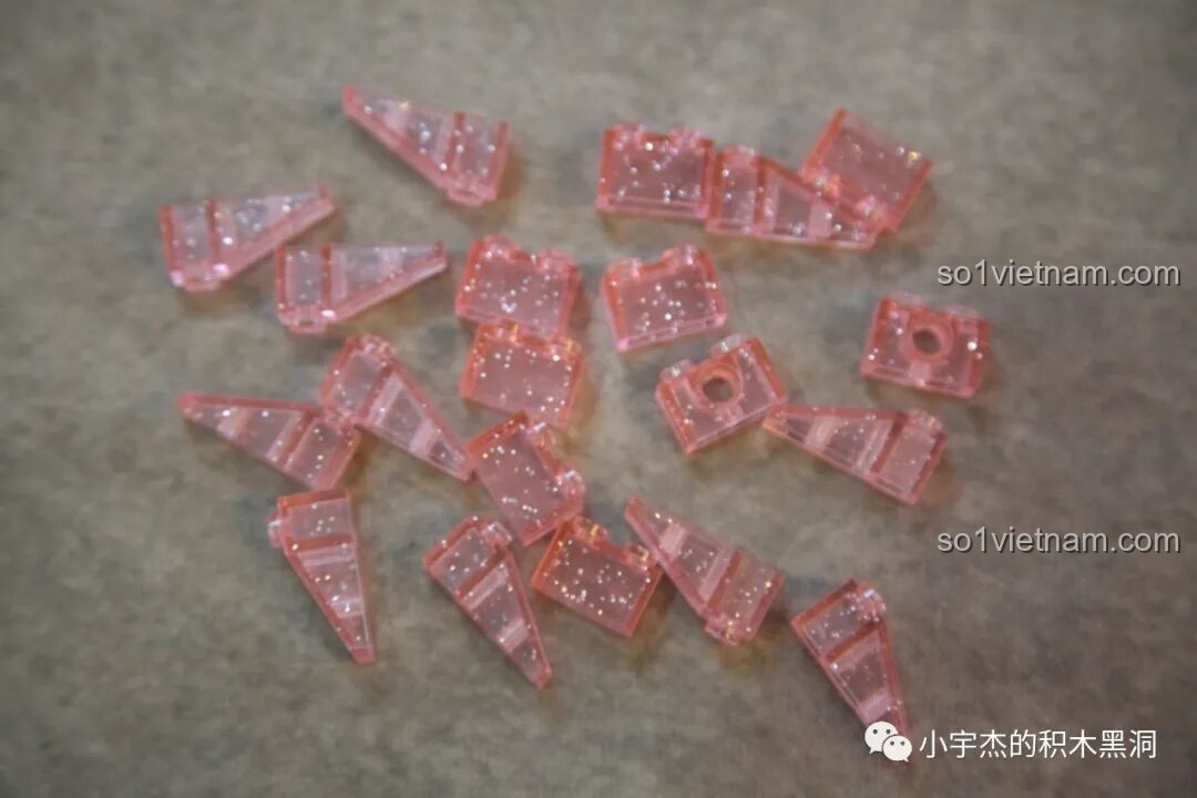 Cận cảnh các mảnh ghép pha lê màu hồng trong suốt có kim tuyến lấp lánh của bộ Cây Thông Noel Pha Lê SEMBO 605024.