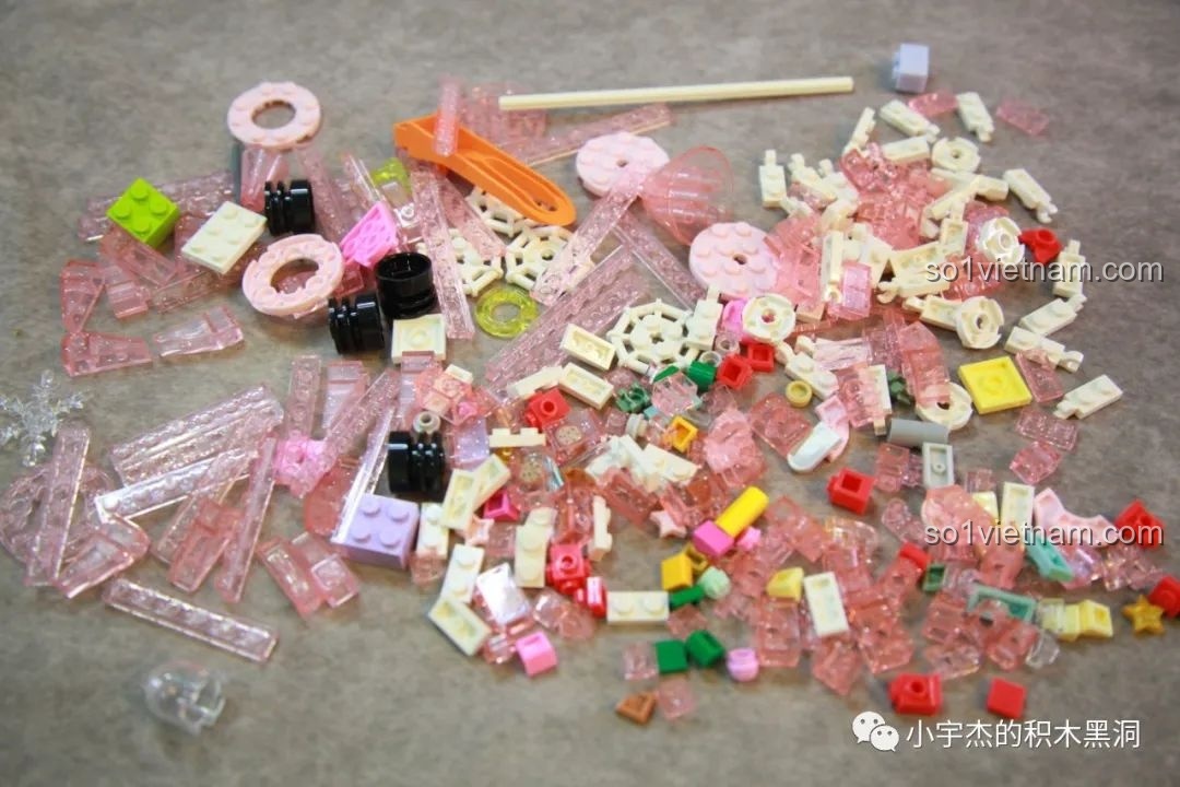 Các mảnh ghép màu hồng trong suốt và nhiều màu sắc khác từ túi số 1 của bộ Cây Thông Noel Pha Lê SEMBO 605024.