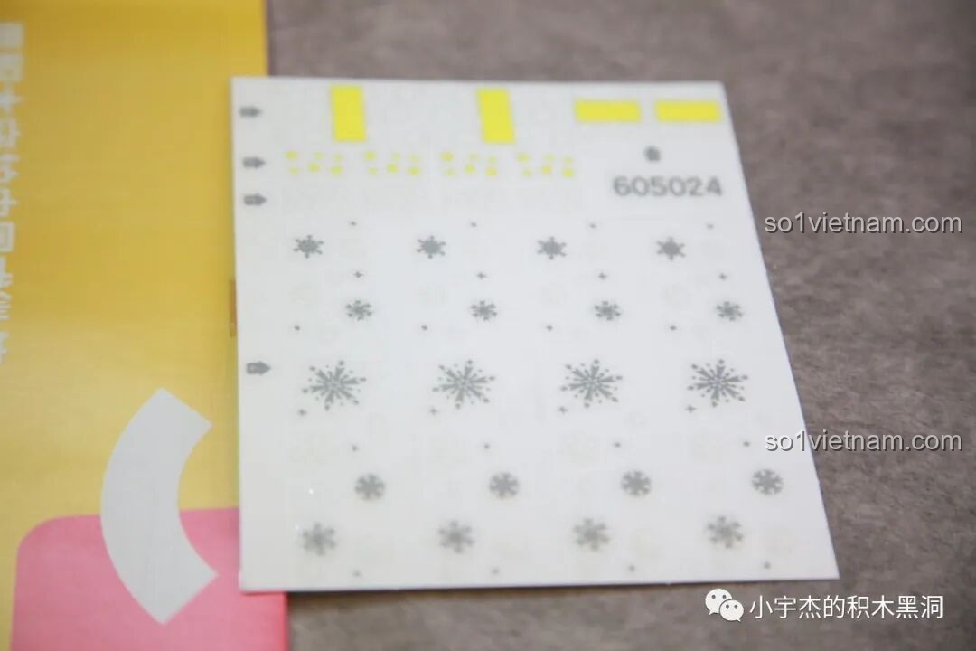 Miếng dán chuyển nhiệt trong suốt với họa tiết bông tuyết cho bộ Cây Thông Noel Pha Lê SEMBO 605024.