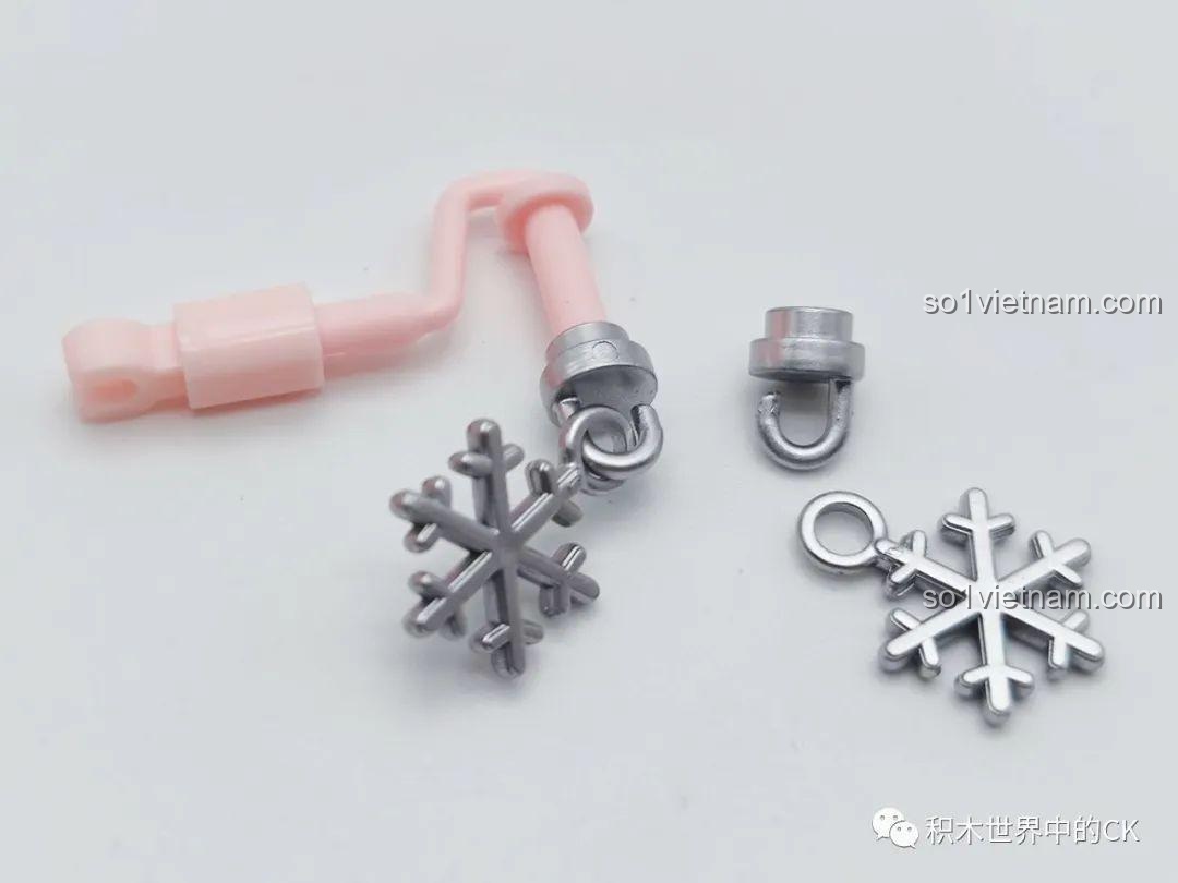 Phụ kiện bông tuyết và móc treo của Cây Thông Giáng Sinh Pha Lê SEMBO, chi tiết tinh xảo, tăng thêm vẻ đẹp lung linh cho mô hình, món quà ý nghĩa