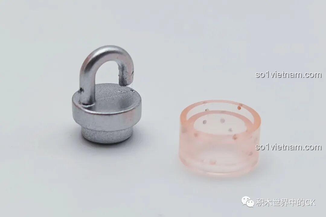 Các phụ kiện trong suốt nhỏ của Cây Thông Âm Nhạc 605024, với hạt lấp lánh bên trong, tạo hiệu ứng pha lê độc đáo, thu hút bé gái 6 tuổi