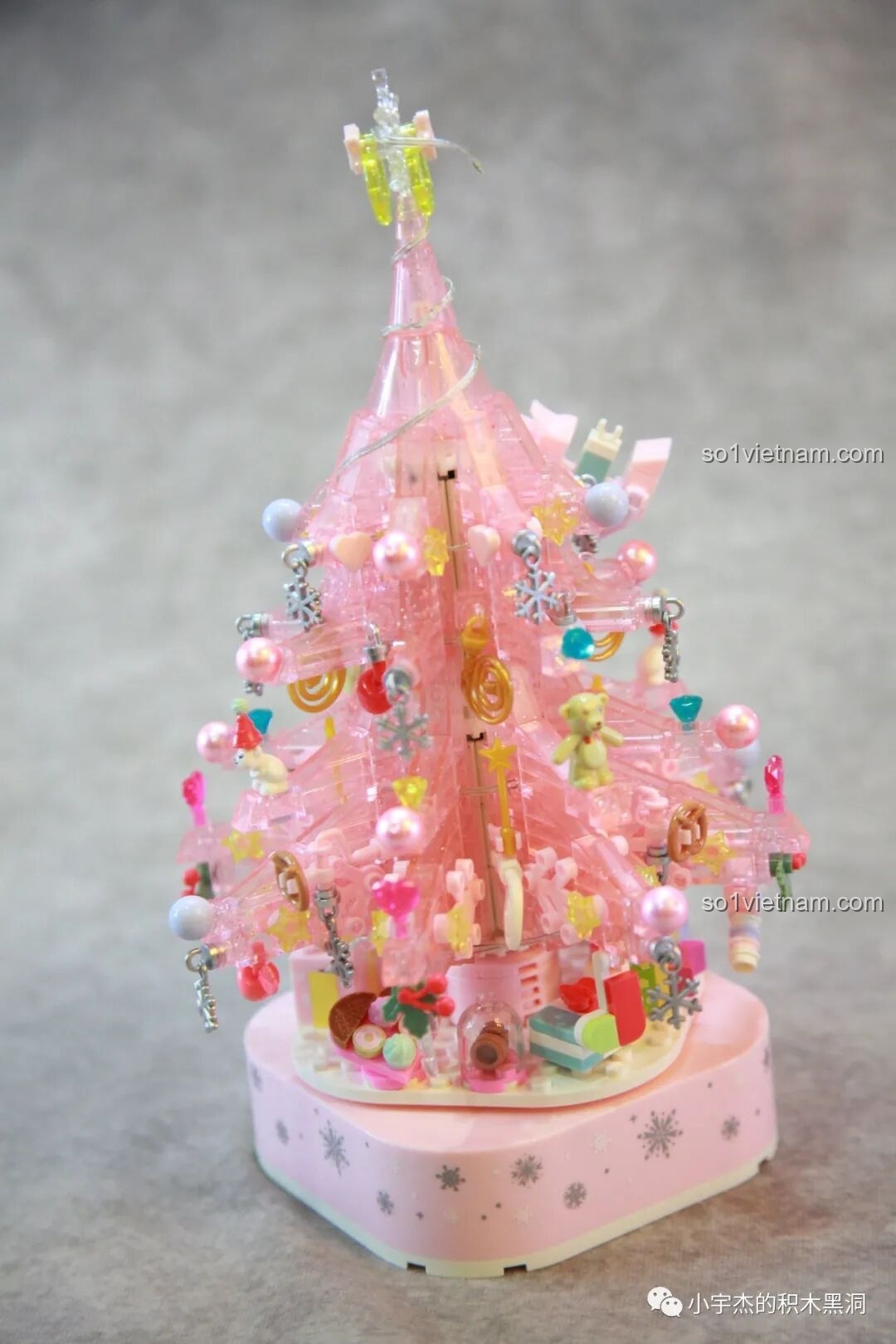 So sánh Cây Thông Noel Pha Lê SEMBO 605024 với một mẫu cây thông Giáng Sinh cũ hơn, cho thấy sự cải tiến.