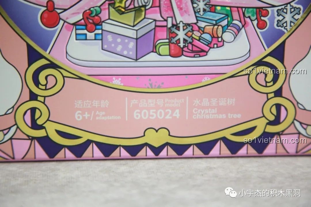 Thông tin sản phẩm SEMBO 605024 Cây Thông Noel Pha Lê, bao gồm mã số và độ tuổi khuyến nghị 6+, rõ ràng trên hộp.