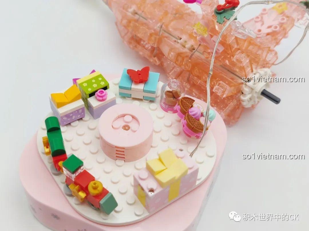 Trang trí các chi tiết nhỏ lên Mô hình Cây Thông Noel 05024, các phụ kiện đáng yêu như quà, xe trượt tuyết, giúp bé phát triển khả năng sáng tạo, giá hời