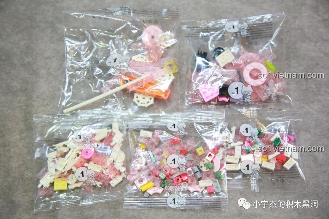 Các túi mảnh ghép được đánh số 1 của bộ Cây Thông Noel Pha Lê SEMBO 605024, sẵn sàng cho giai đoạn lắp ráp đầu tiên.