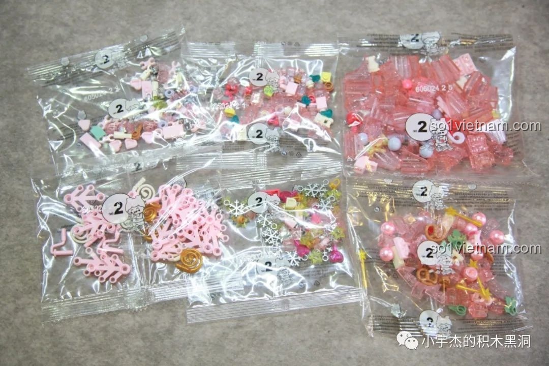 Các túi mảnh ghép được đánh số 2 của bộ Cây Thông Noel Pha Lê SEMBO 605024, chứa các chi tiết trang trí.
