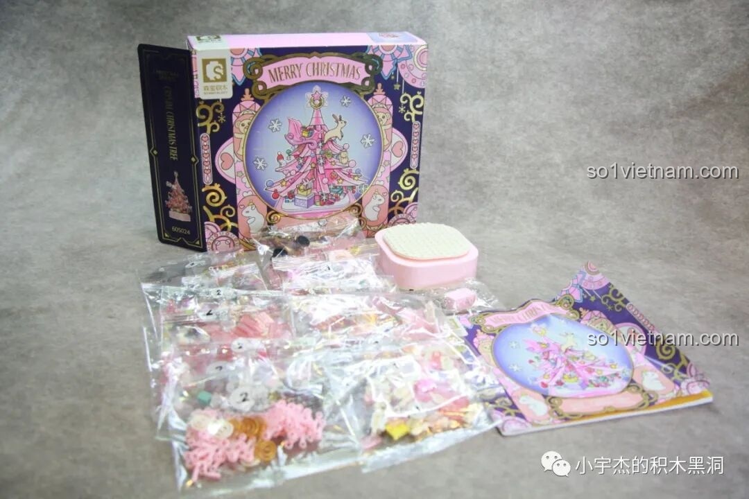 Toàn bộ nội dung bên trong hộp Cây Thông Noel Pha Lê SEMBO 605024, bao gồm túi mảnh ghép, hộp nhạc và đèn LED.