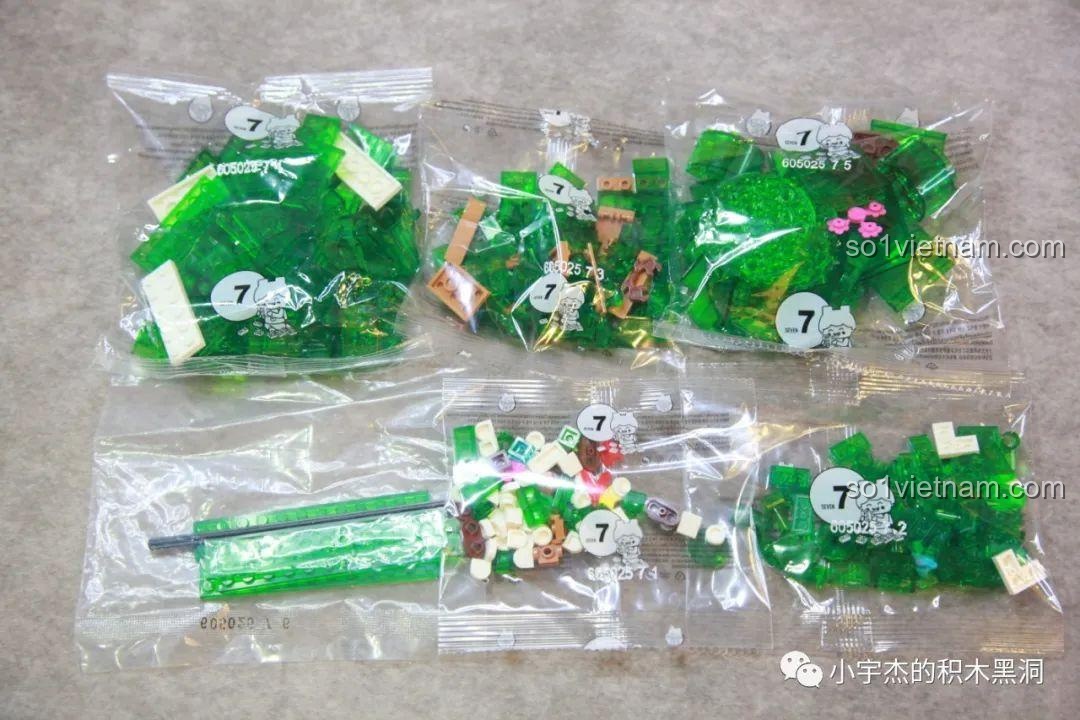 Bắt đầu dựng phần thân cây thông của bộ Cây Thông Giáng Sinh Nhạc Hội SEMBO 605025, với các mảnh ghép xanh trong suốt.