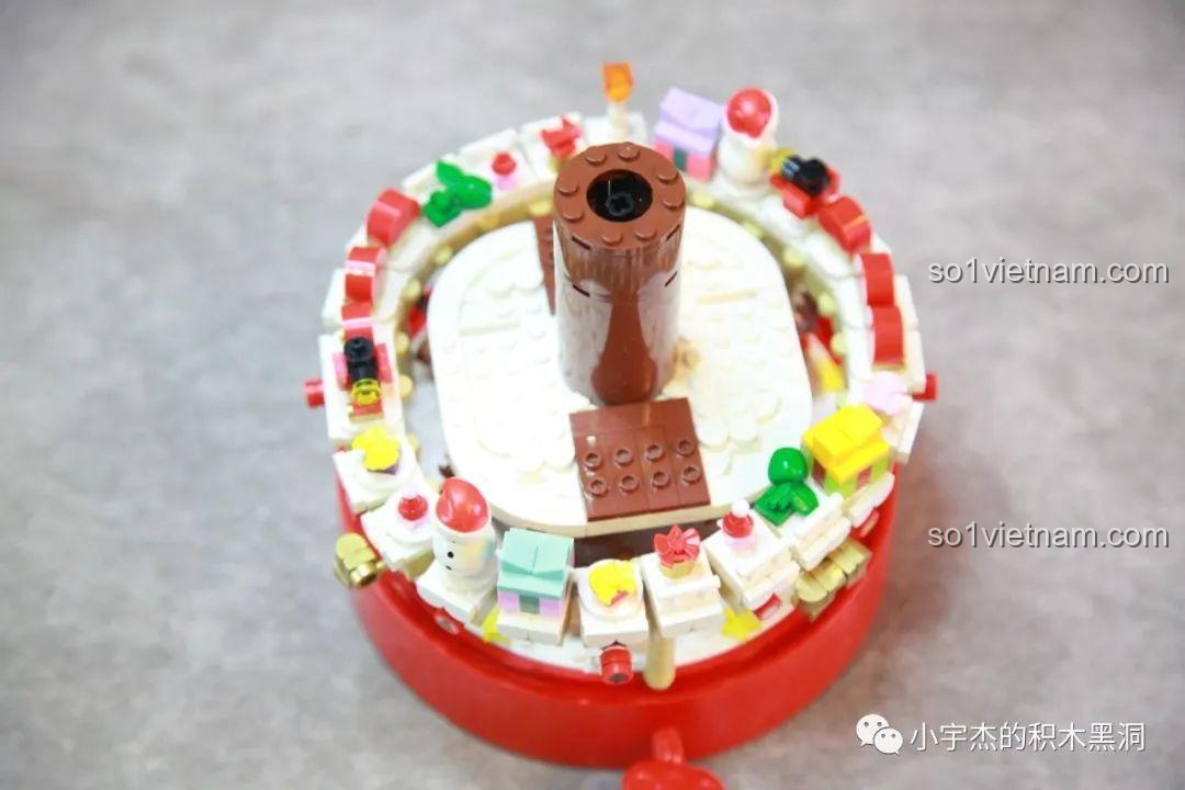 Bốn ngôi nhà bánh gừng đáng yêu đã được lắp ráp một phần, với mái nhà phủ tuyết và chi tiết trang trí.