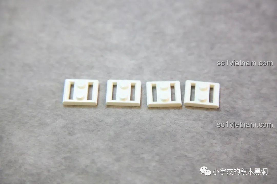 Bốn ngôi nhà bánh gừng đáng yêu đã hoàn thành, với mái nhà phủ tuyết và chi tiết trang trí Giáng Sinh.