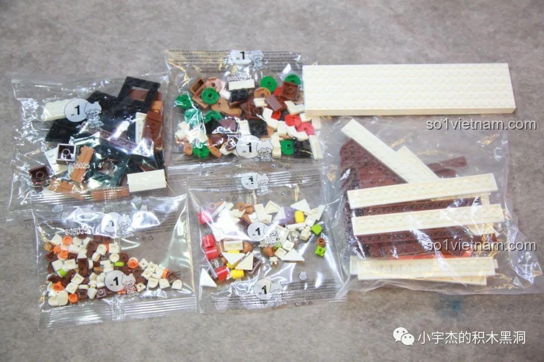 Các túi mảnh ghép nhỏ bên trong túi số 1 của bộ Cây Thông Giáng Sinh Nhạc Hội SEMBO 605025, phân loại chi tiết.