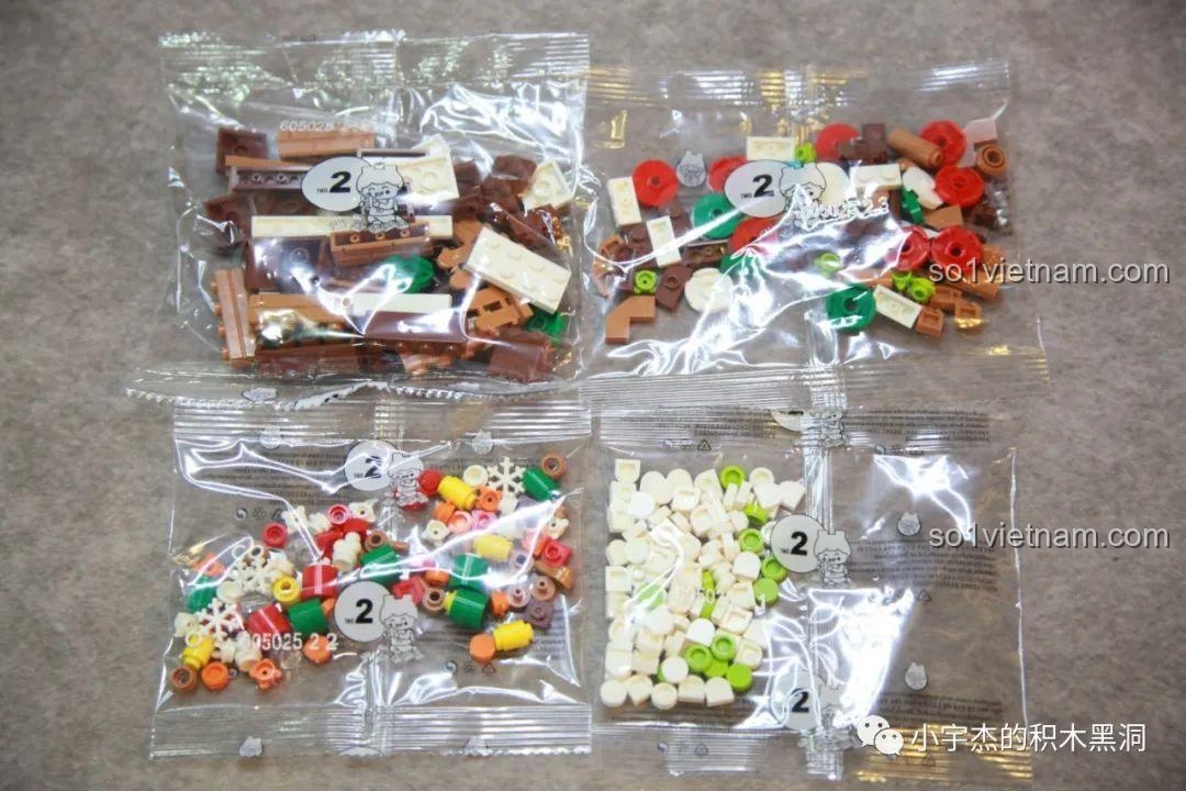 Các túi mảnh ghép nhỏ bên trong túi số 2 của bộ Cây Thông Giáng Sinh Nhạc Hội SEMBO 605025, đa dạng màu sắc.