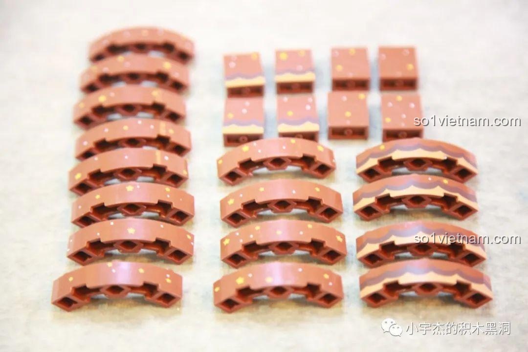 Các túi mảnh ghép nhỏ bên trong túi số 4 của bộ Cây Thông Giáng Sinh Nhạc Hội SEMBO 605025, với nhiều mảnh màu be và trắng.