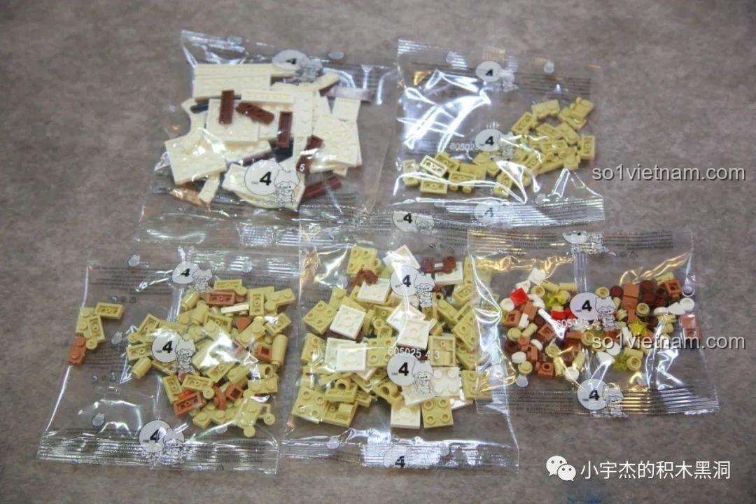 Các túi mảnh ghép nhỏ bên trong túi số 5 của bộ Cây Thông Giáng Sinh Nhạc Hội SEMBO 605025, với nhiều màu sắc rực rỡ.